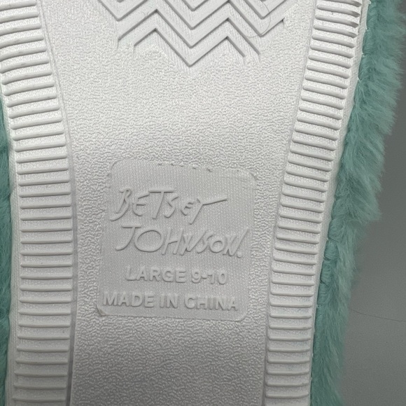 NWT BETSEY JOHNSON faux fur slippers. Size 9-10 - Picture 6 of 6